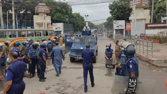 বকেয়া বেতনের দাবিতে শ্রমিক বিক্ষোভ; সাভারে পুলিশের গুলি, নিহত নারী